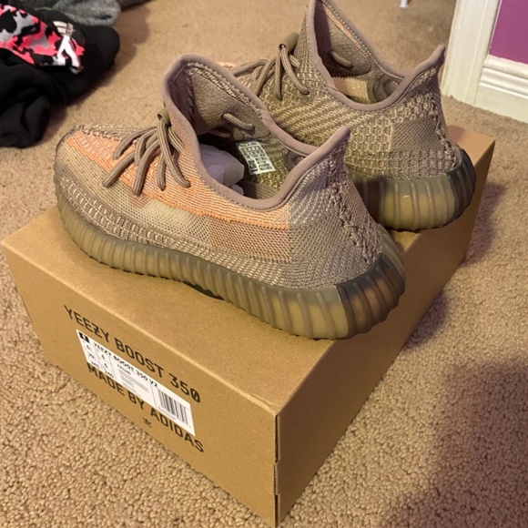 Yeezy 350 shoes - Picture 2 of 8